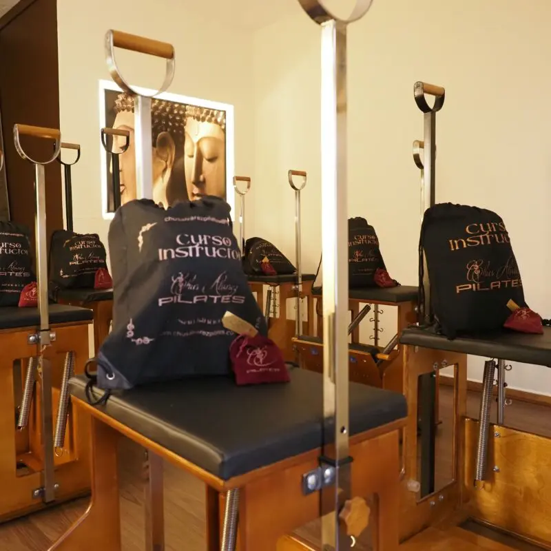 sillas con bolsas scaled