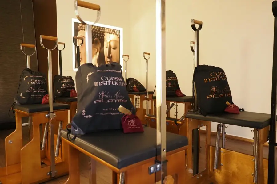 sillas con bolsas scaled